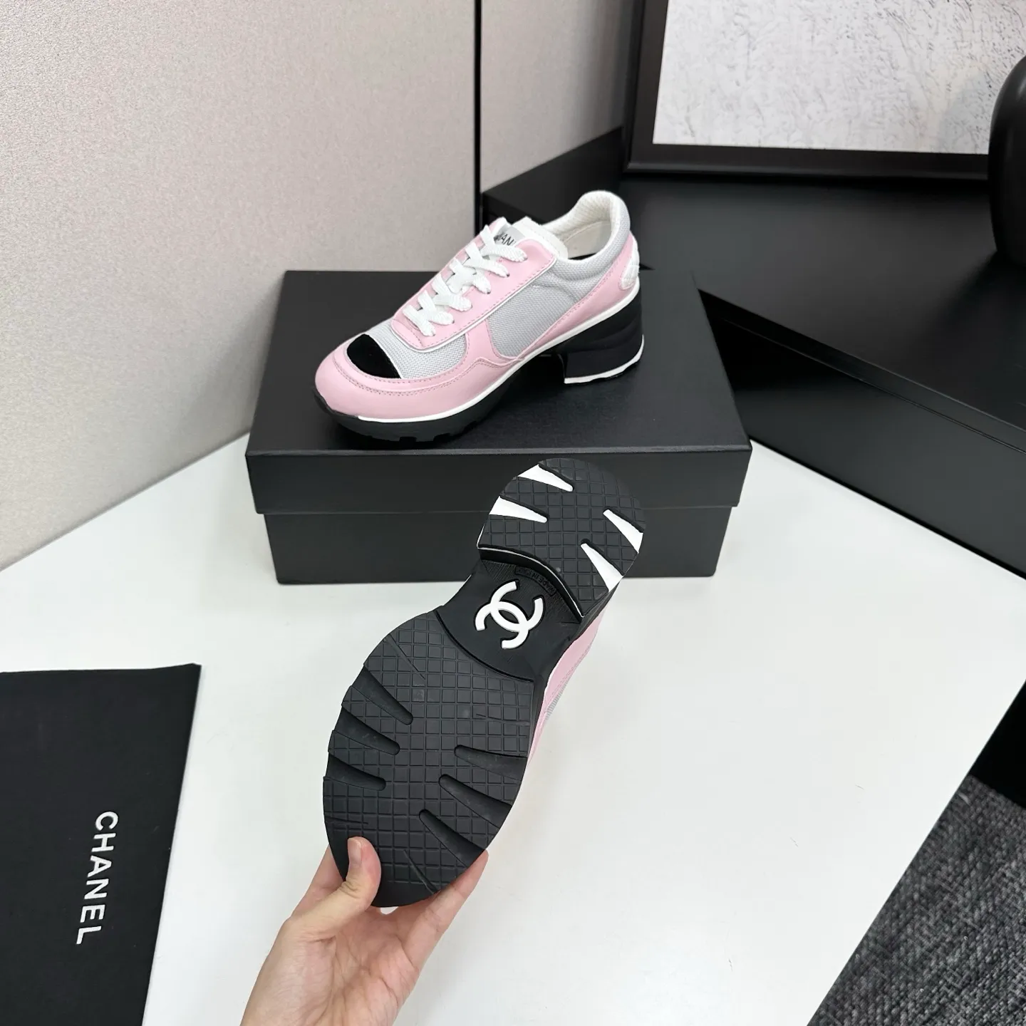 👟👟Ex-factory price 640👟👟Chanel Panda Shoes! 2025 counter's top casual sports shoes. This classic design; the upper is electro-embroidered with a variety of techniques; the outsole is fashionable and sporty; the unusual inclusion of a variety of color matching elements... The diversified mix and match is very good-looking and versatile, and can be used for leisure, fashion, sports, and outdoor... ꫛꫀꪝ Go➫ Materials: ❶Upper made of: original imported first-layer silk cowhide + original waterproof cloth + original first-layer cowhide ❷Inner lining: Original Yangli+wang ❸ Outsole based on: Original TPU combination outsole Counter boutique packaging complete set for women 35–41